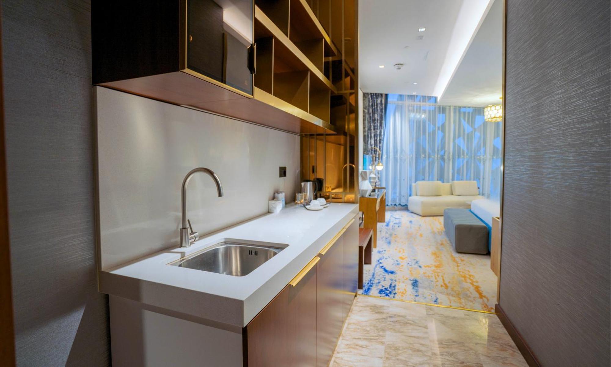 Velero Hotel Doha Lusail Bagian luar foto A kitchen in a hotel suite