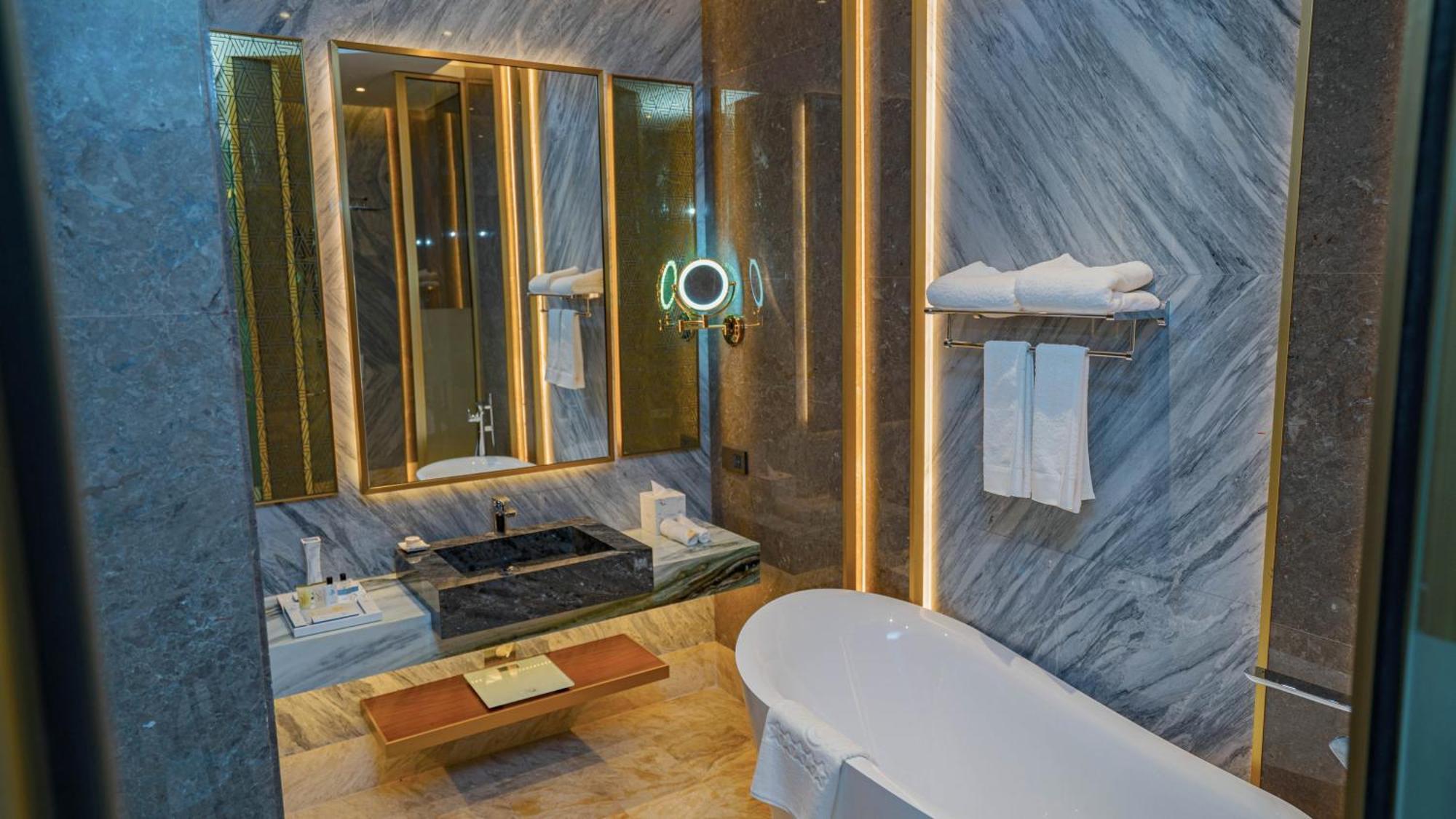 Velero Hotel Doha Lusail Bagian luar foto Bathroom