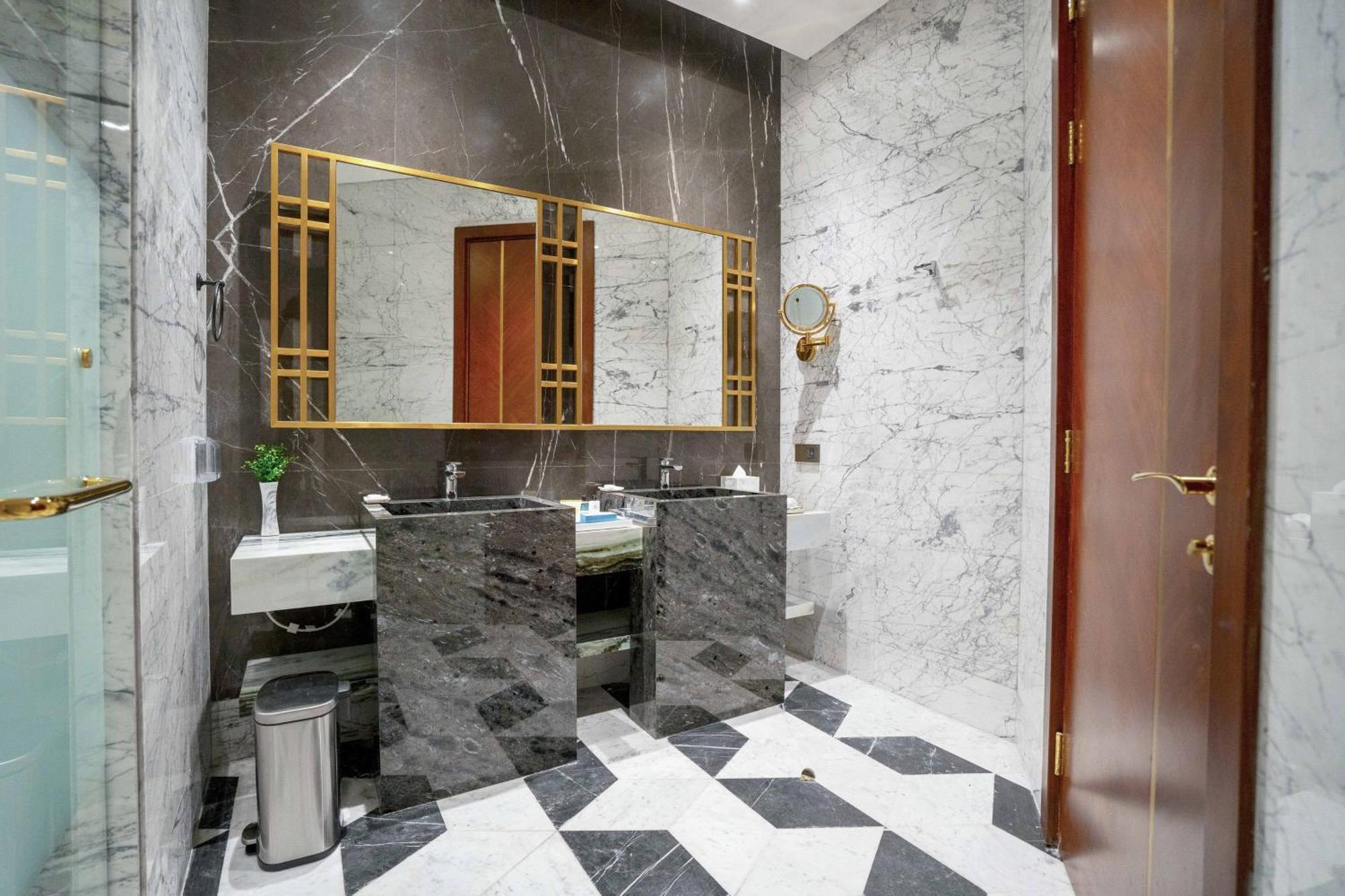 Velero Hotel Doha Lusail Bagian luar foto Bathroom